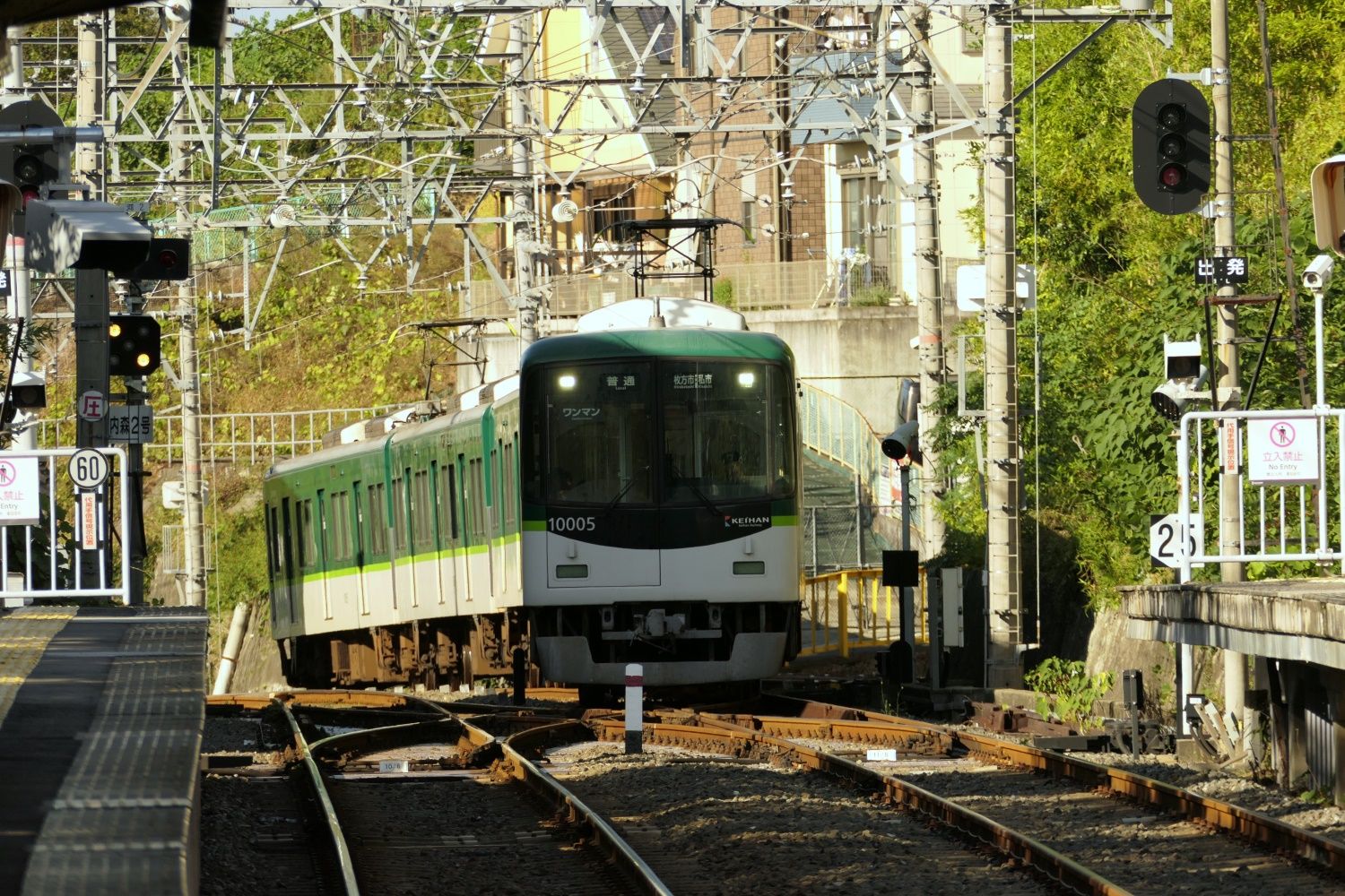 勾配を上って私市駅に入線する電車。交野線は同駅近くで南へカーブしている（記者撮影）