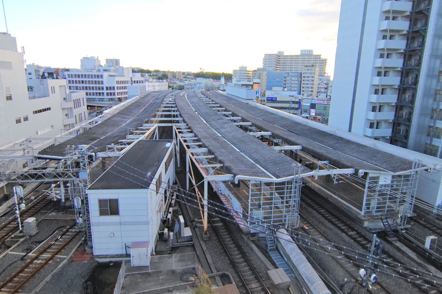 再開発で誕生した「ステーションヒル枚方」から見た現在の枚方市駅（記者撮影）