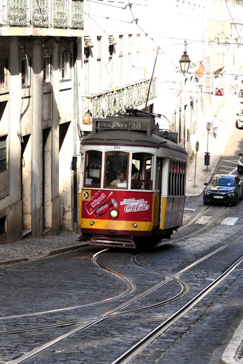 ガンレット通過。道が狭いため線路が反対方向の線路に食い込む（筆者撮影）