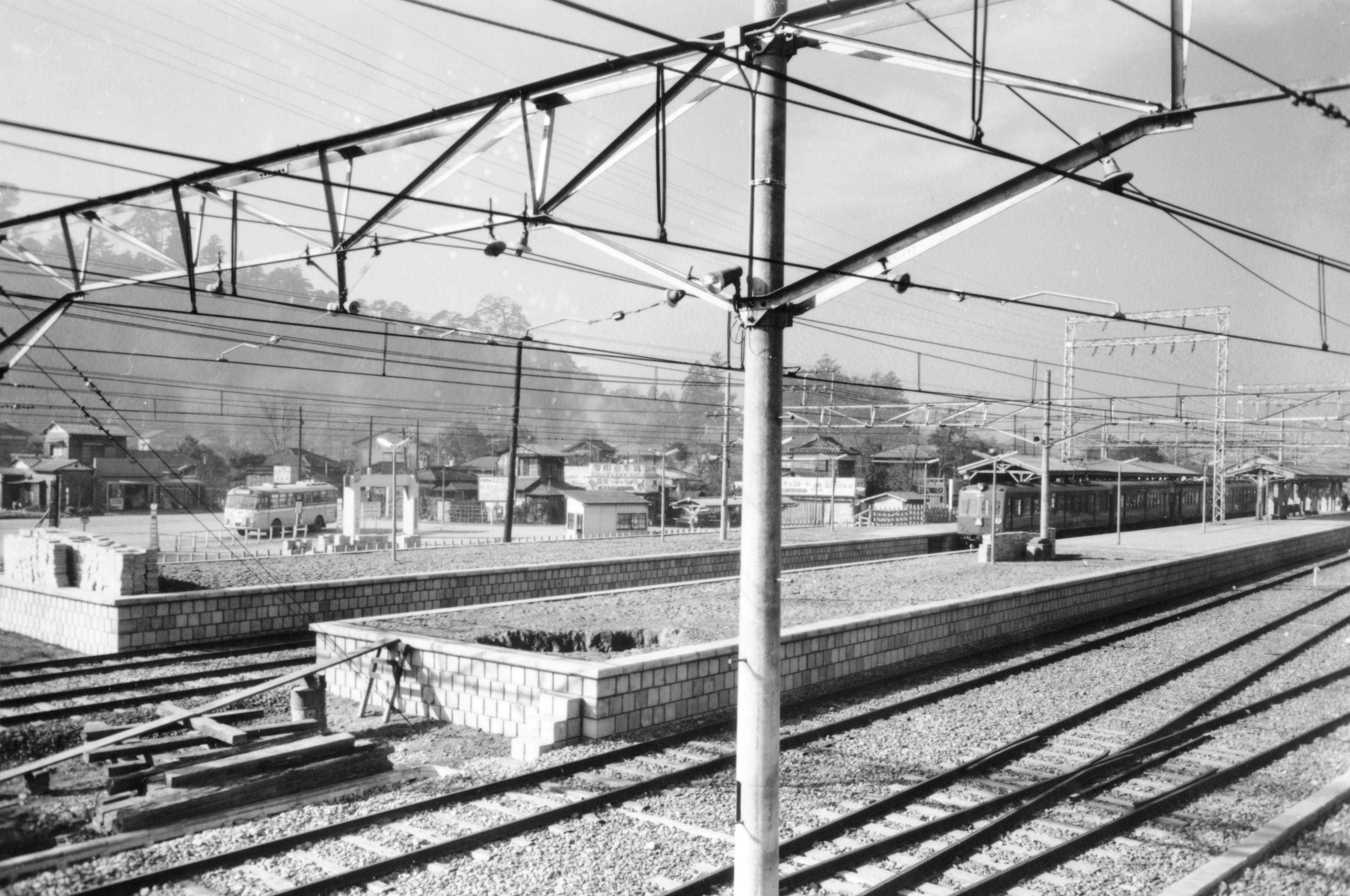 高幡不動駅のホーム延伸工事。新宿―高幡不動間は1963年4月から5両編成（快速）、同年10月からは6両編成の運転を開始した＝1962年12月20日（写真：京王電鉄）