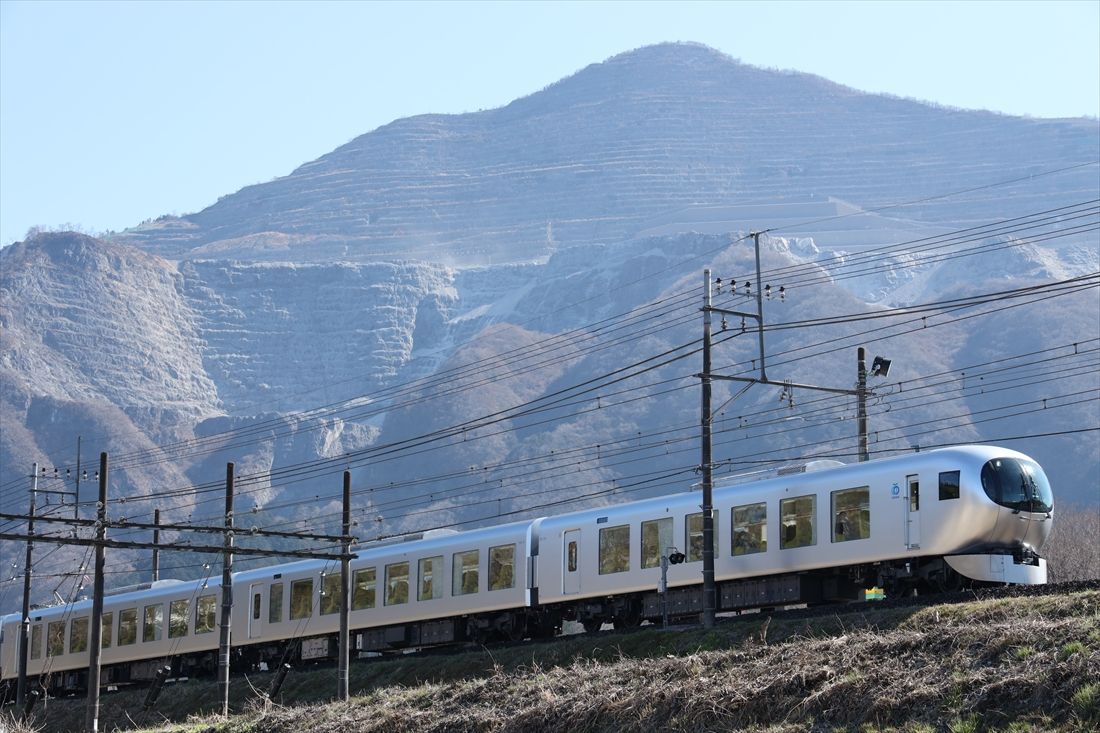 武甲山をバックに走る001系「ラビュー」（撮影：南正時）