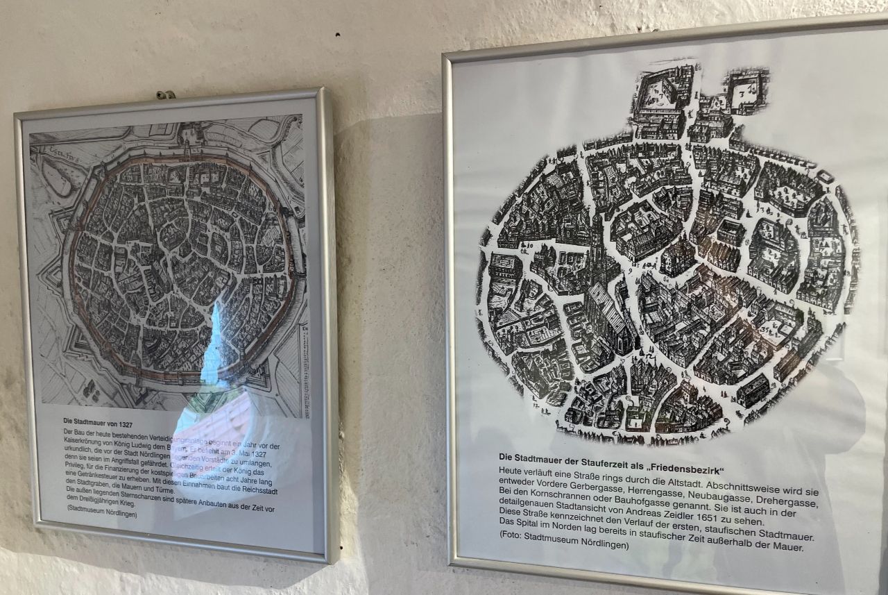 右が旧市街地、左がさらに外側に壁が作られた現在と同じ形の地図。城壁博物館にて（写真：筆者撮影）