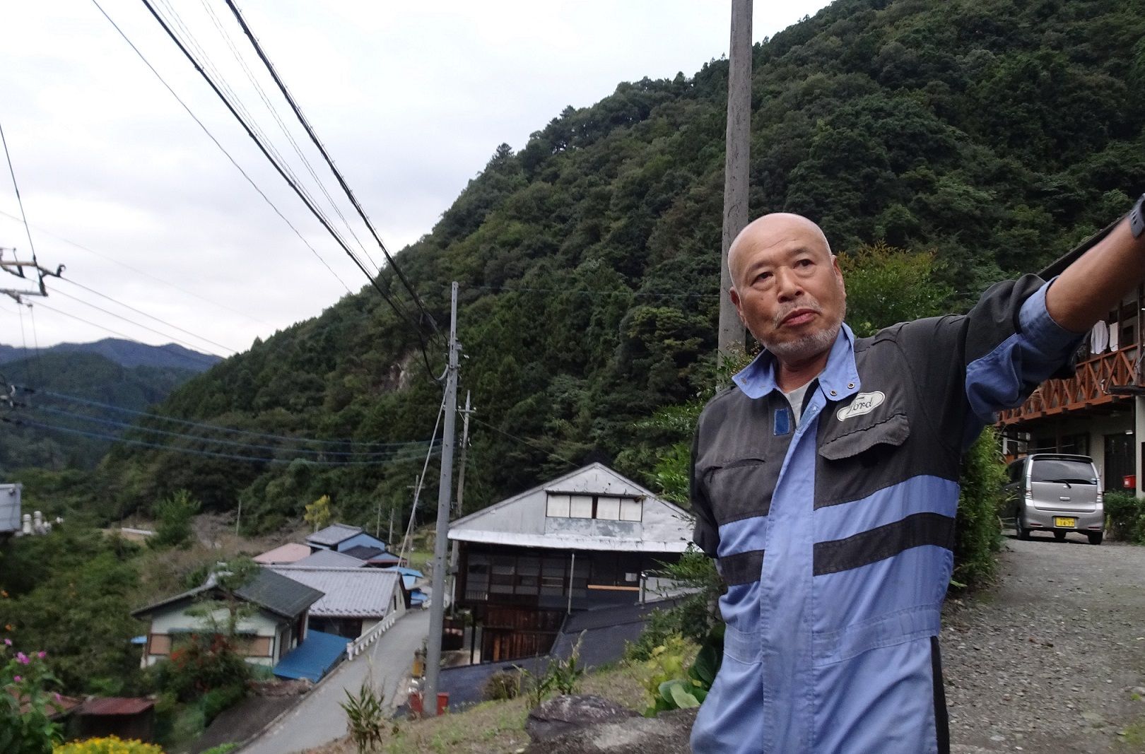 群馬県南牧村の大倉区に住む黒澤さん。実家がこんにゃく芋農家を営んでいたという（記者撮影）