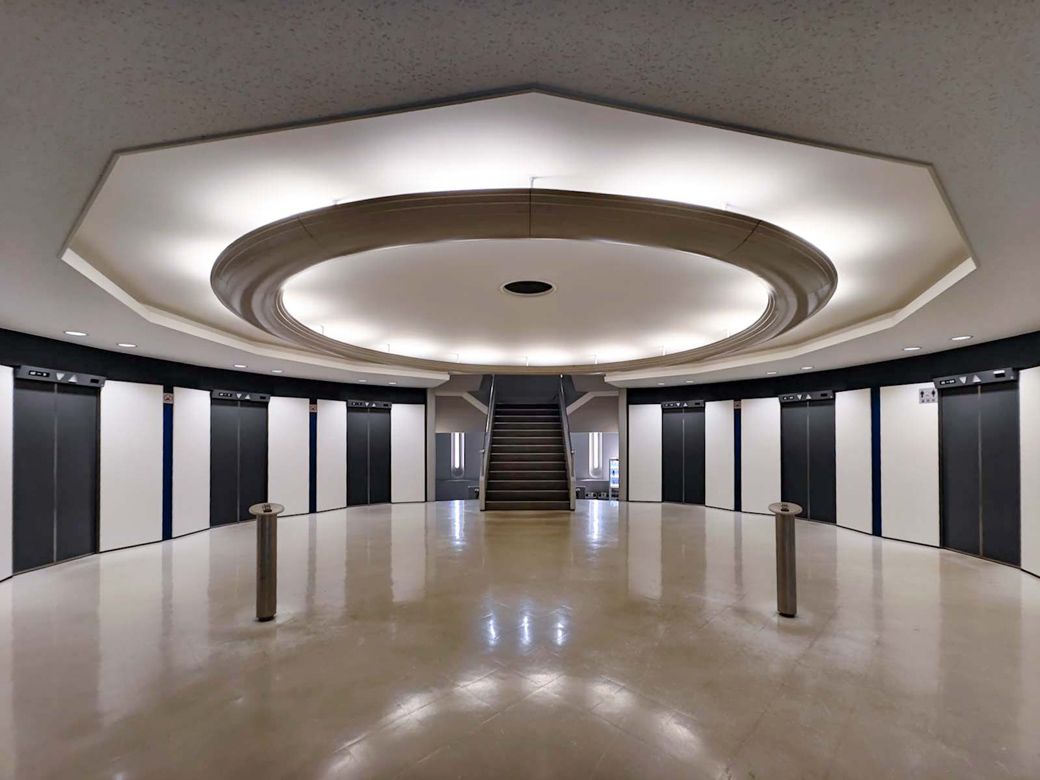 円筒内の中心部には、まるでUFOのようなエレベーターホールがある。竣工当時はエレベーターガールもいた（筆者撮影）
