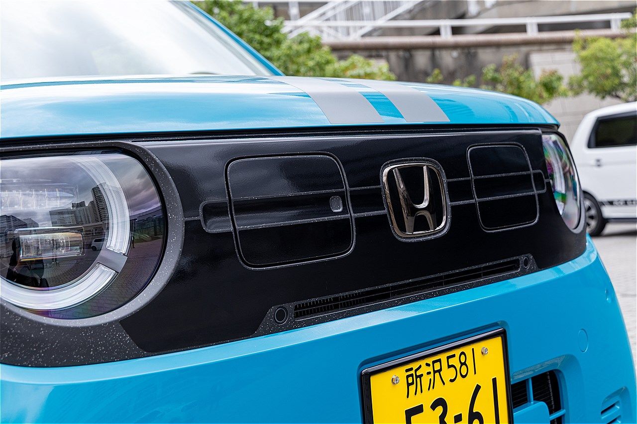 純正アクセサリーを手がけるホンダアクセスが展開するアイテムと、それらを装着したホンダ「N-ONE e:」（写真：三木 宏章）