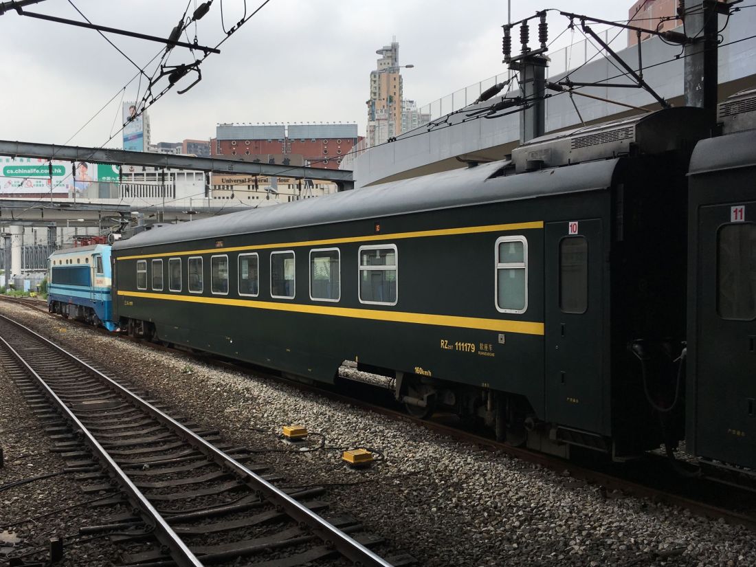 香港から中国本土へ向かう客車列車。高速鉄道の開通で香港と中国各地を結ぶ在来線客車列車は姿を消した＝2018年（筆者撮影）
