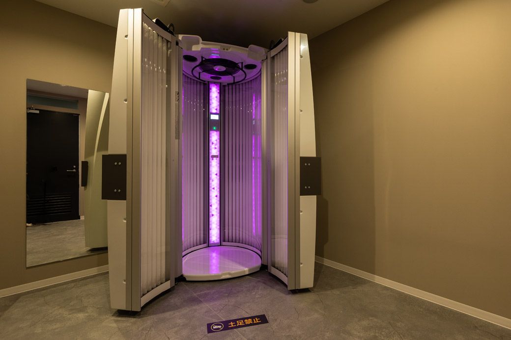 日焼けができるタンニングマシン。大会に向けて肌を焼きたいボディビルダーに好評だ（写真：フィットイージー提供）