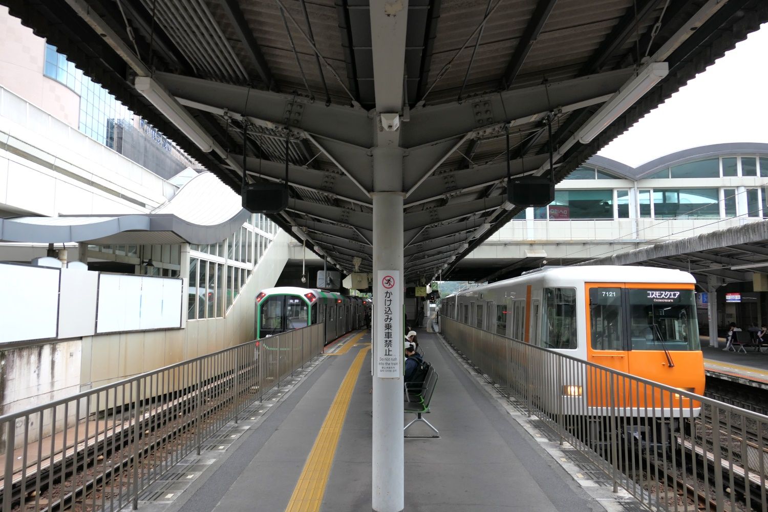 近鉄の車両も大阪メトロ中央線のコスモスクエアまで乗り入れる（記者撮影）