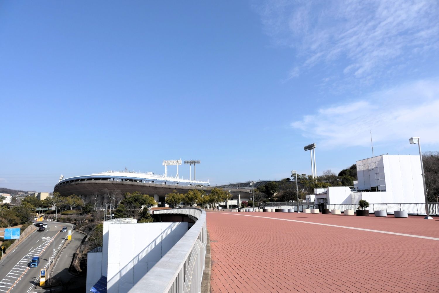 駅の東側にはユニバー記念競技場（編集部撮影）
