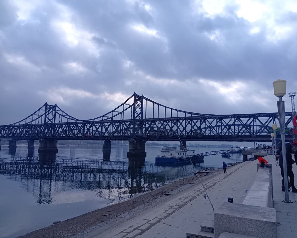 北朝鮮側から中国側に向かって走行している複数台の車両（筆者撮影）