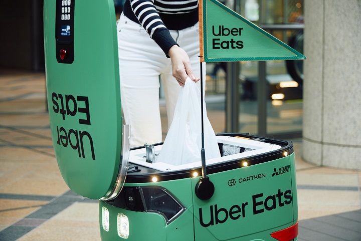 ロボットは建物の中に入れないため、外まで受け渡しに行く必要がある（写真：Uber Eats）