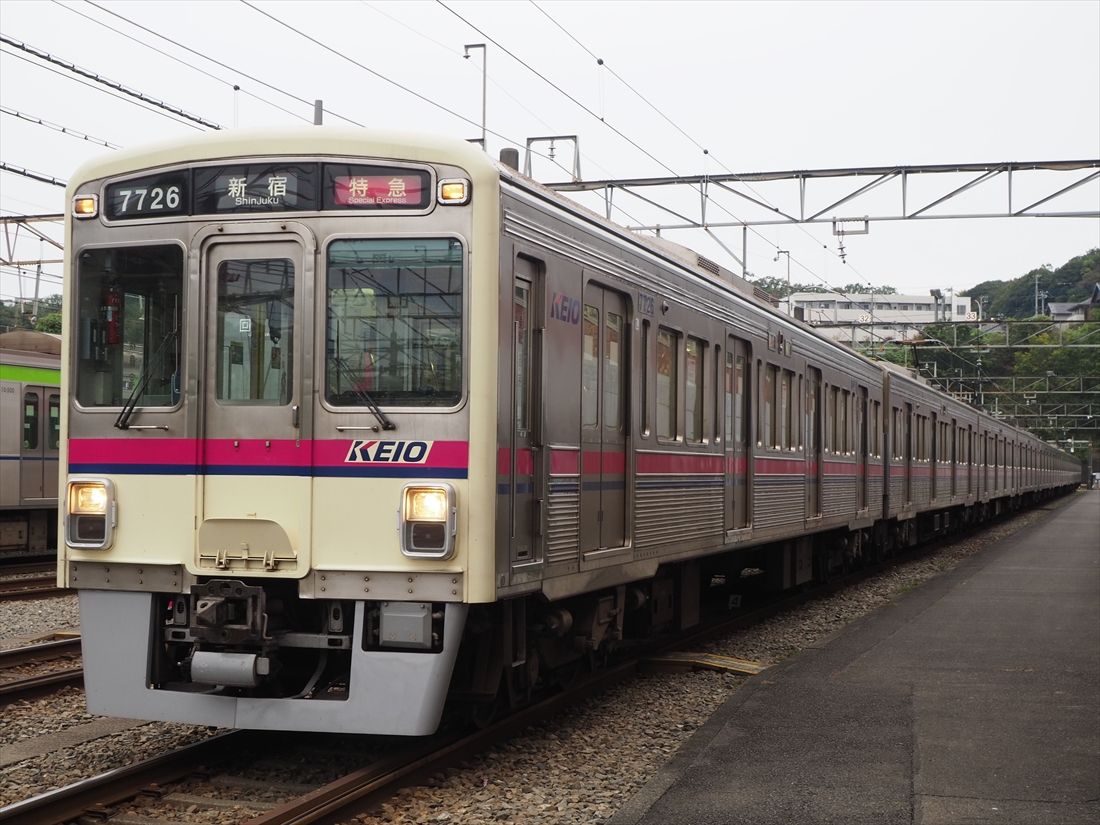 7000系は京王線初のステンレス製車両。新宿側から見た10両編成（記者撮影）