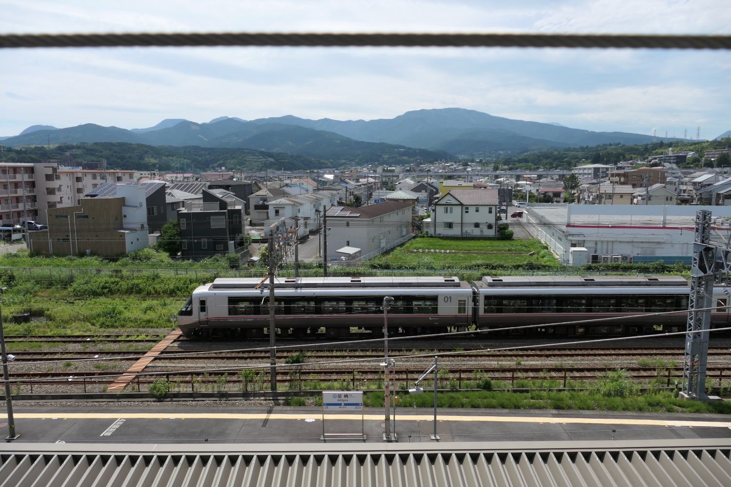 乗務所から見た足柄駅のホームと車庫線（記者撮影）