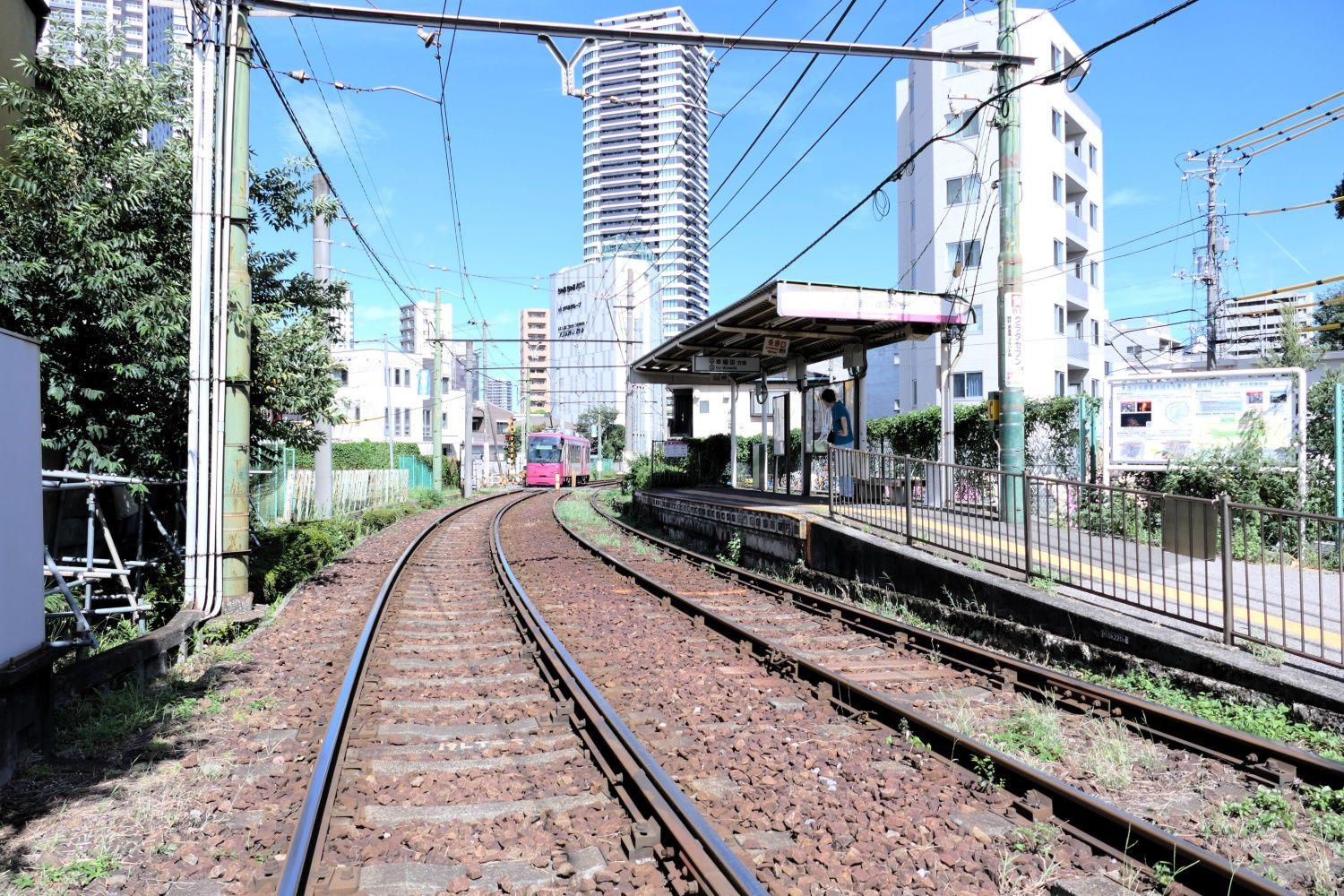 軌道は北東へカーブして東池袋四丁目停留場方面へ（記者撮影）