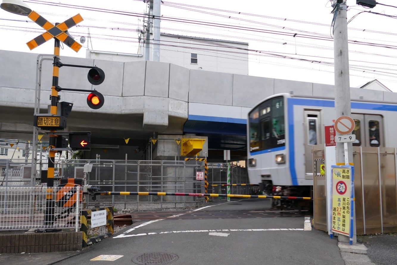 下り線のみ高架だったころの星川―和田町間＝2018年11月（記者撮影）