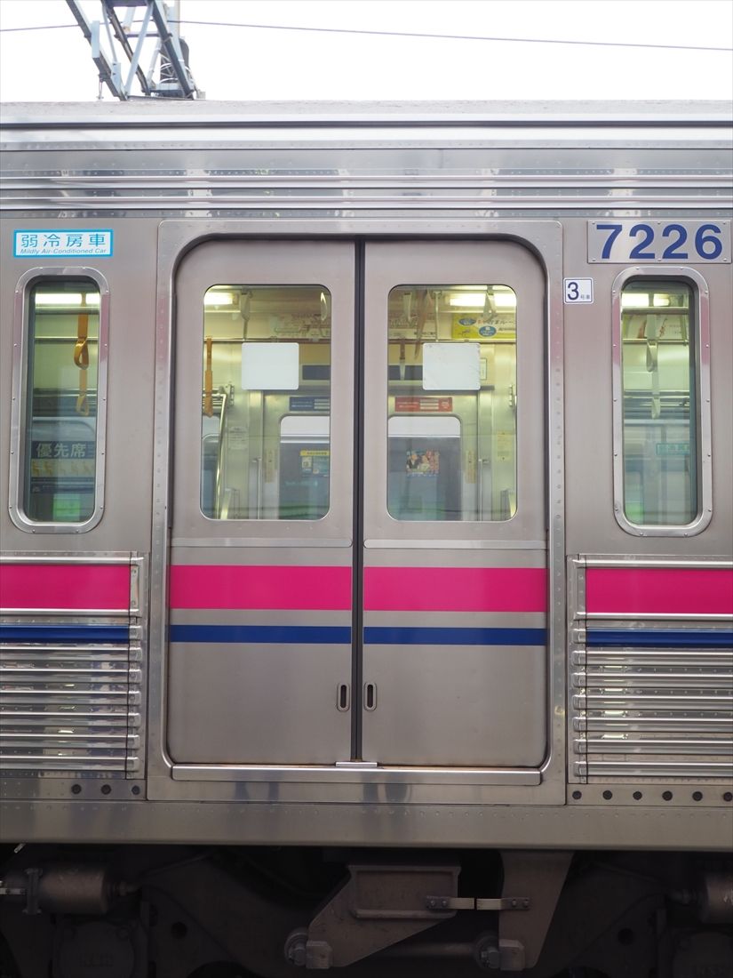 こちらは下部にのみ取手があるタイプ。こちらのほうが初期の製造車だ（記者撮影）