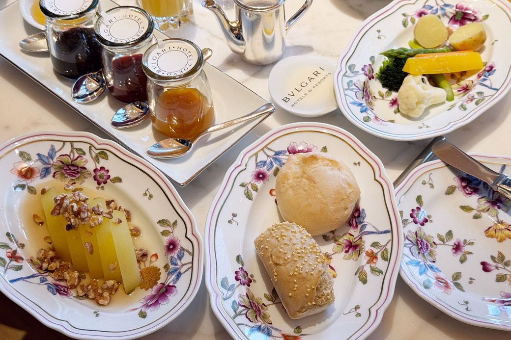 ブルガリ ジムナジウムブレックファストの焼き林檎のクルミ添え、蒸し野菜、グルテンフリーブレッド（写真：筆者撮影）