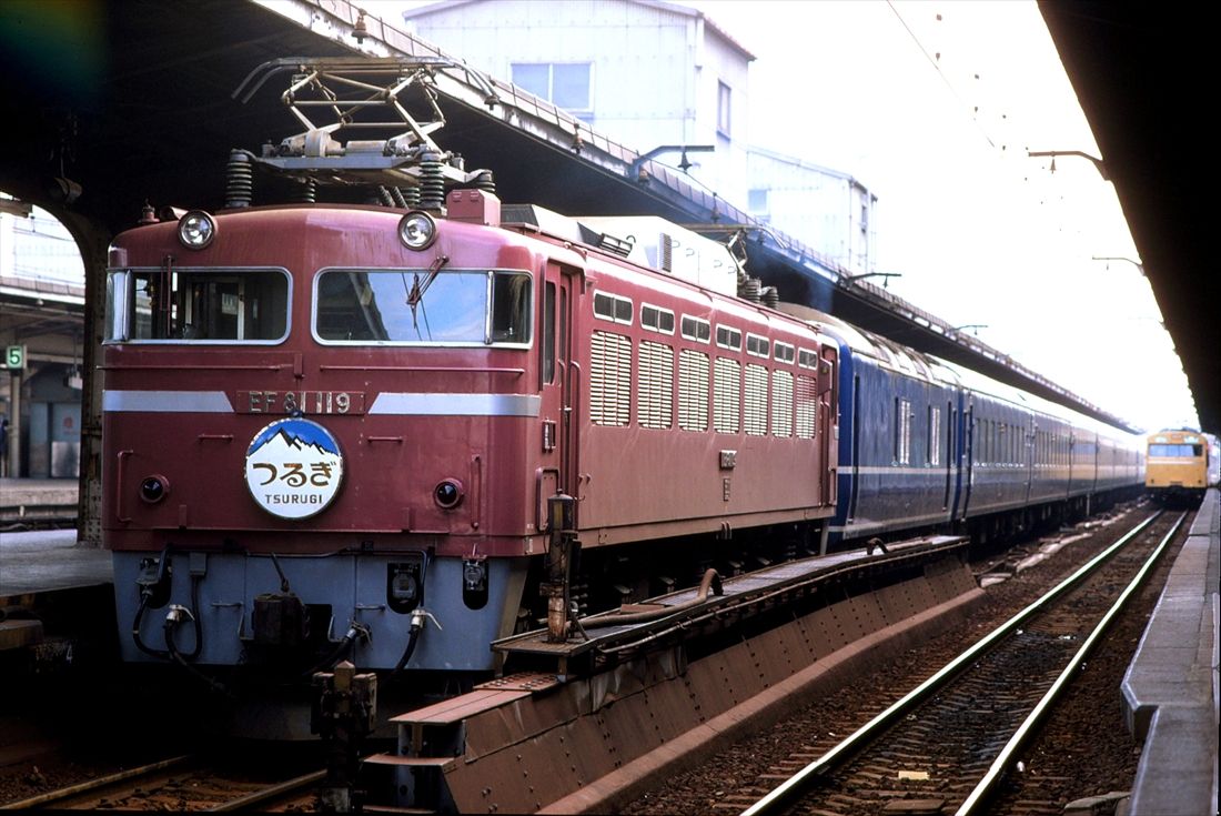 国鉄時代の大阪駅に停車する、EF81形が牽引するブルートレイン「つるぎ」（撮影：南正時）