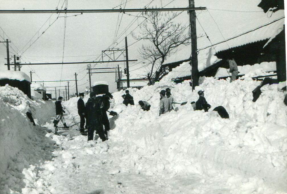 「三八豪雪」の際の福井鉄道西武生駅（現・北府駅）での除雪作業（写真：福井鉄道）