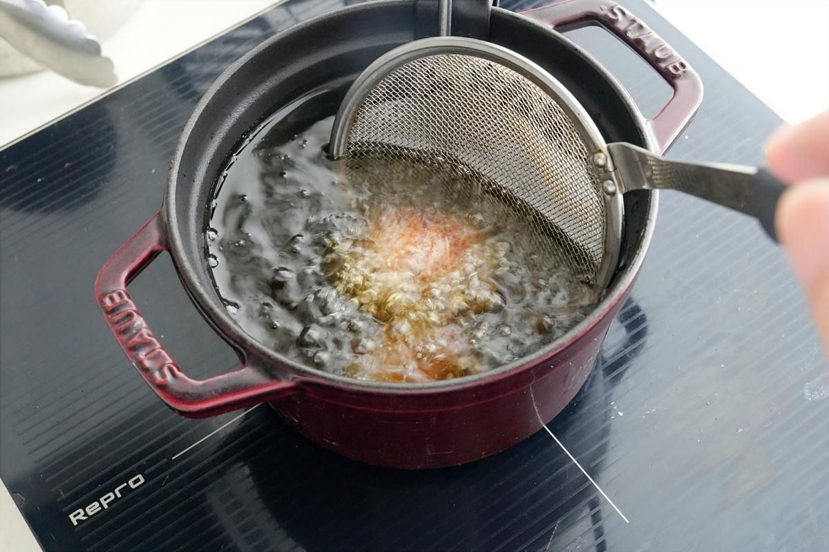 油で揚げる