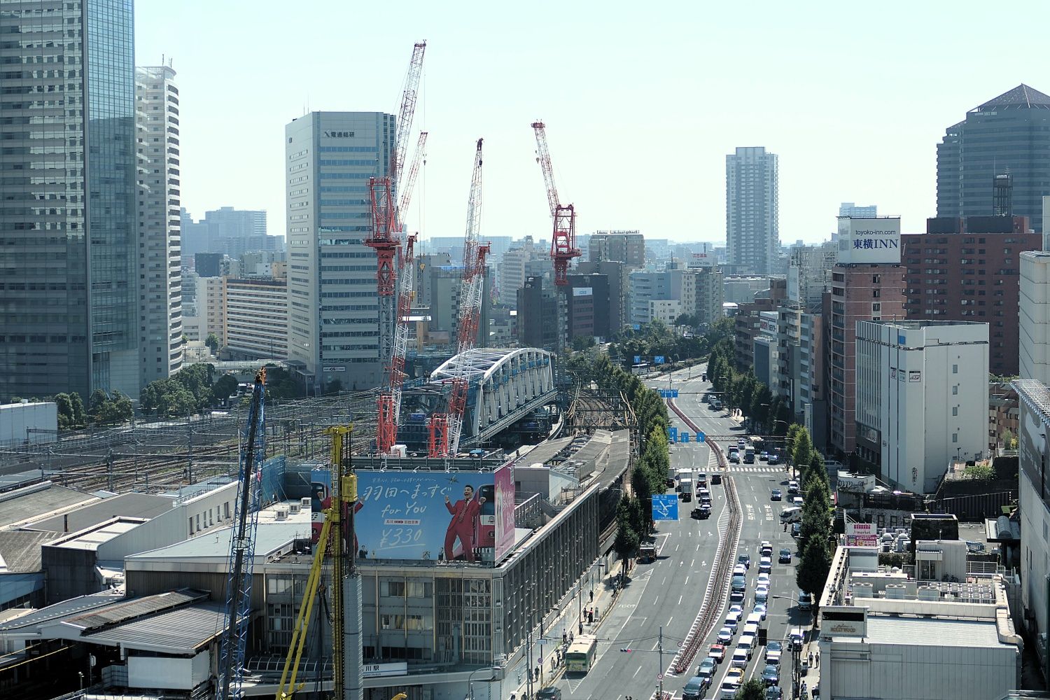 駅の南側。現在高架の京急線は地平化される（記者撮影）