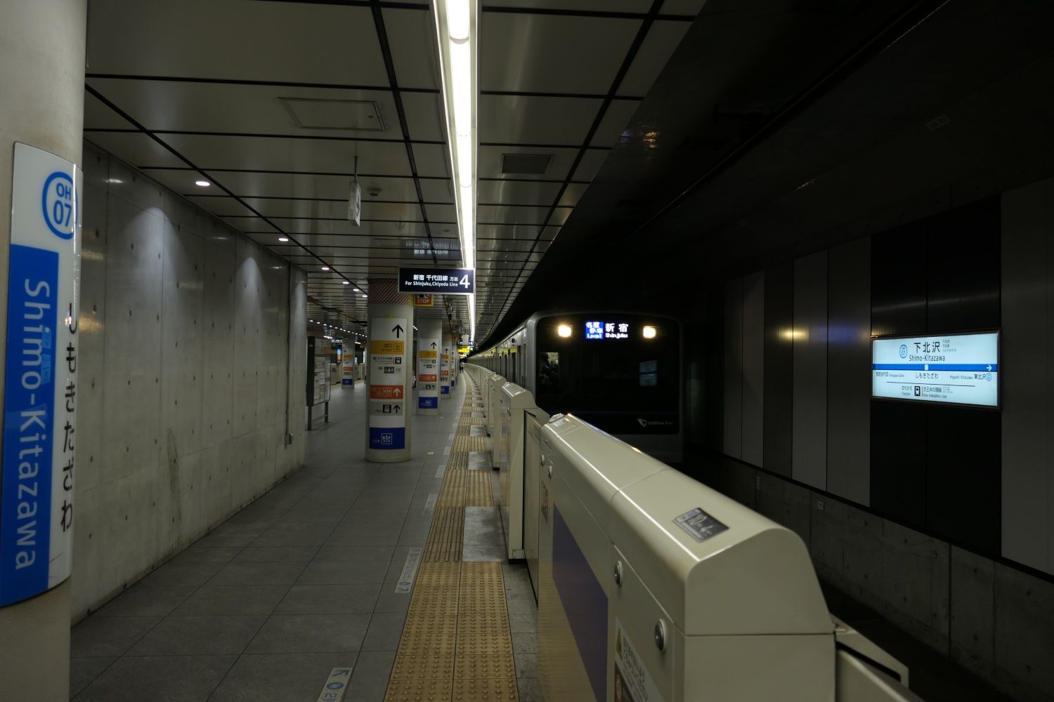 各駅停車新宿行き（記者撮影）