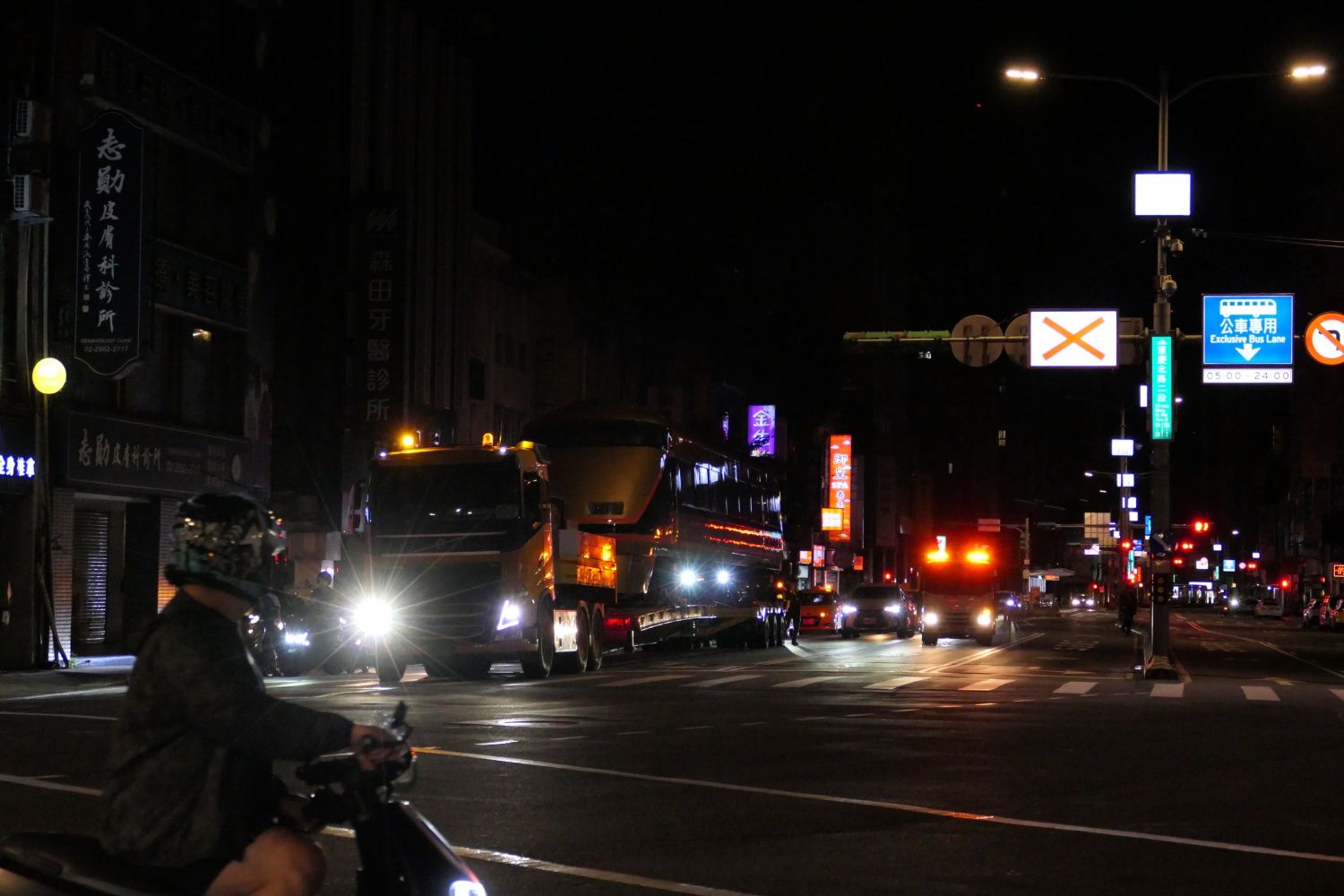 たまたま通りがかった人は驚いたに違いない（記者撮影）