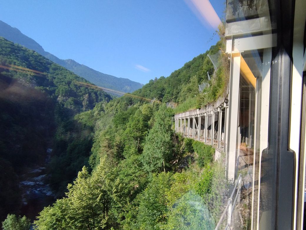 チェントヴァッリ鉄道。ガイドに一番おすすめの季節を聞くと「紅葉の秋」とのこと。当然、冬の雪景色も見ごたえ十分だろう（写真：筆者撮影）