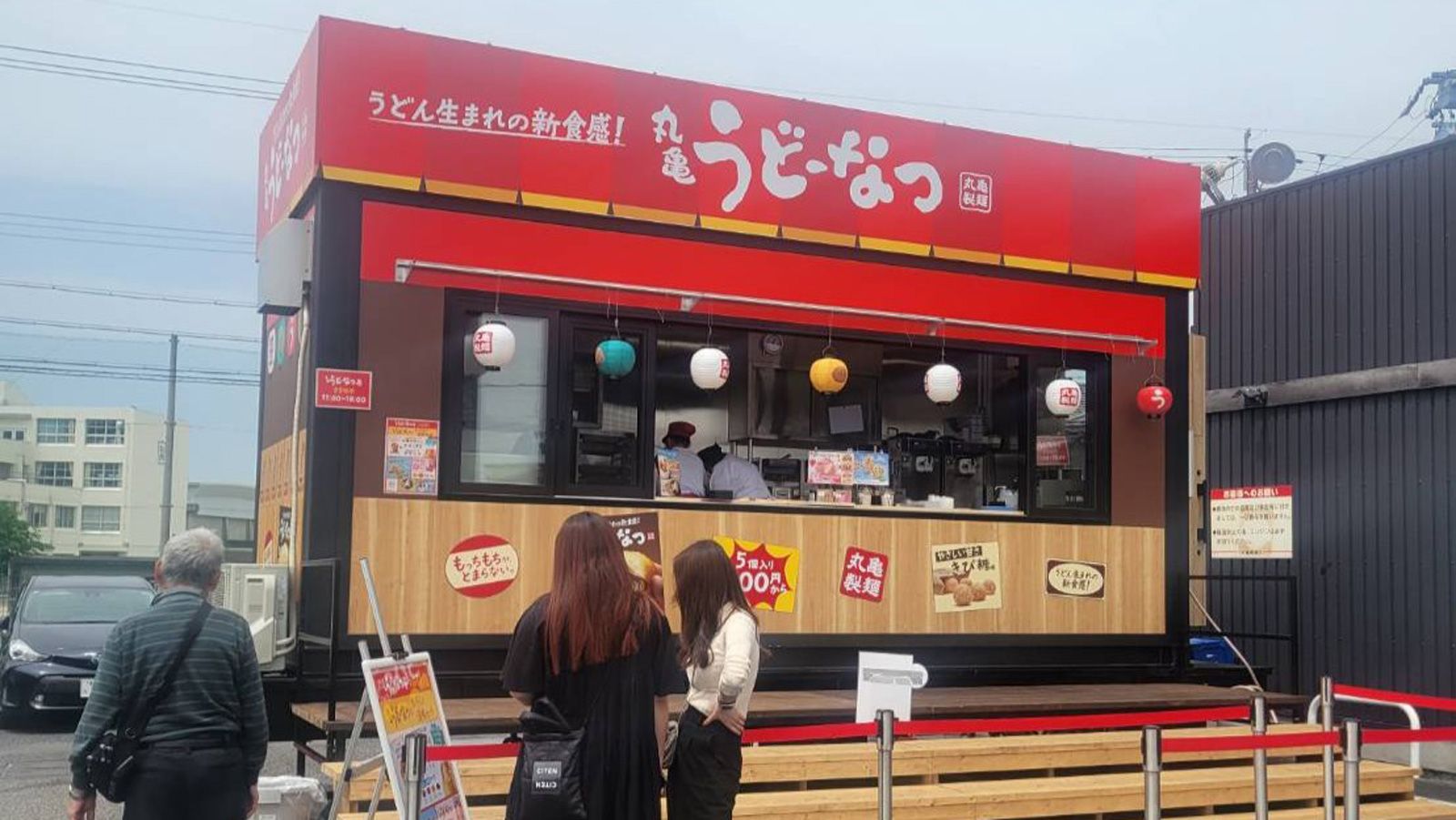 今、丸亀製麵が推す「うどーなつ」。その専門店が愛知県春日井市にオープンしたので、遠路はるばる行ってみた。うどーなつの魅力とは何だろうか?(筆者撮影)