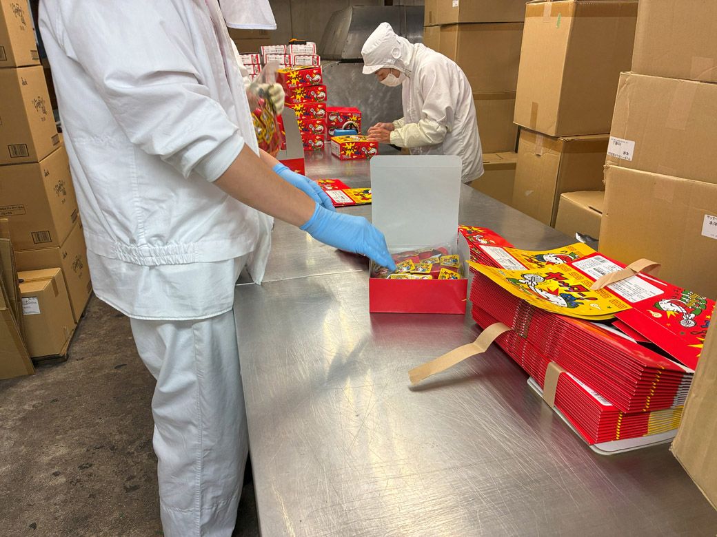 箱詰め、検品（筆者撮影）