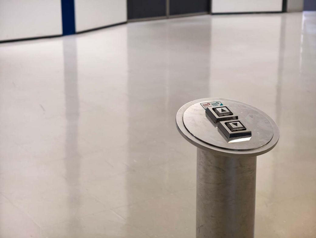 左右にひとつずつある呼び出しボタンが、なんともかわいらしい（筆者撮影）