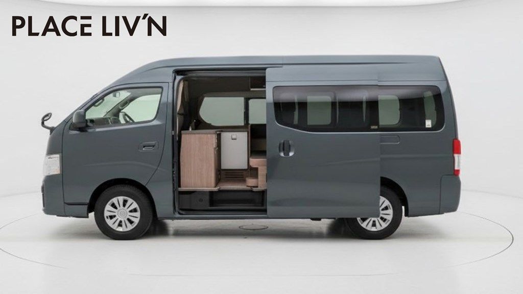 日産キャラバンをベースにしたレクビィの新型キャンピングカー「レクビィ プラスリビン」（写真：レクビィ）