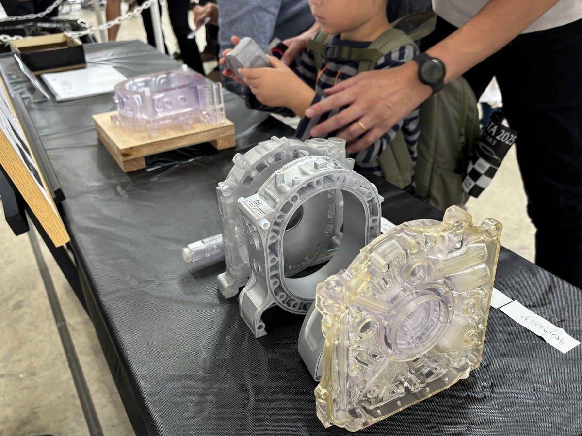 ロータリーエンジンの模型を親子で組み立てる体験コンテンツ（写真：桃田健史）