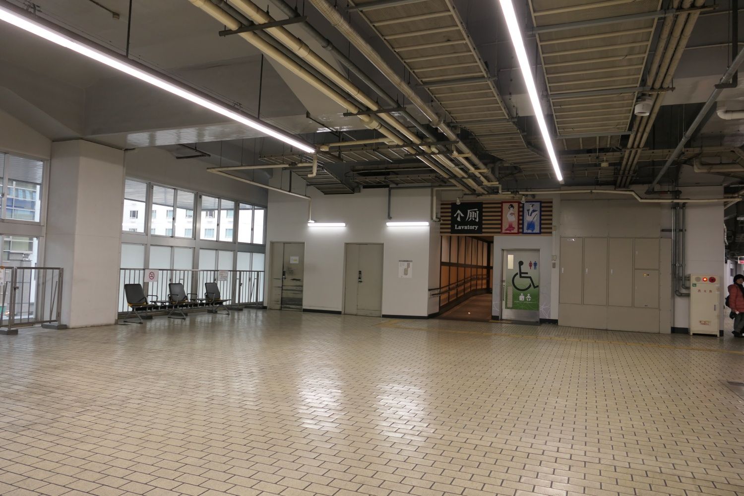 修学旅行など団体客の待機場所にもなる（記者撮影）