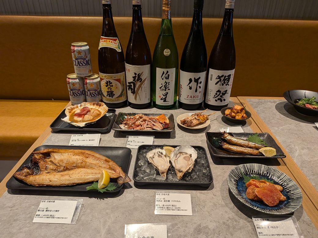 白金水産の展示。日本酒の存在感がすごい（筆者撮影）