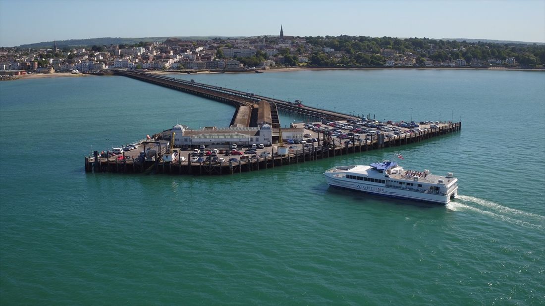 イギリス・ワイト島の桟橋「ライドピア」。突端にある船着き場まで桟橋を鉄道が走っている（写真：Wightlink）