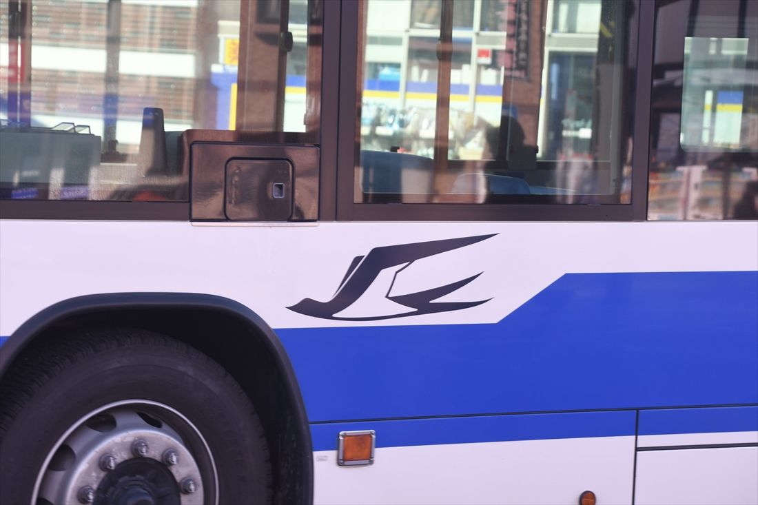 JRバスの車体に描かれた燕のマーク（記者撮影）