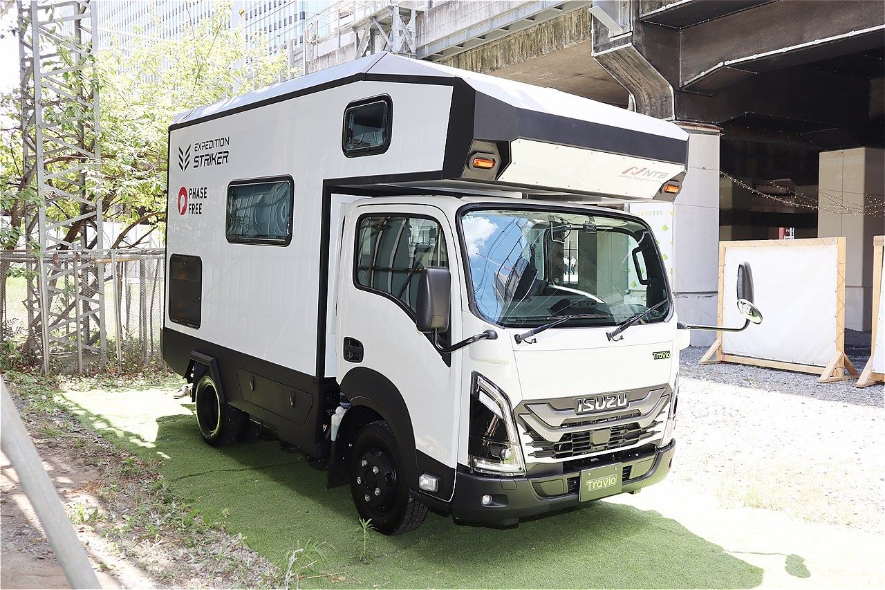 日本特種ボディーの新作キャンピングカー「エクスペディション ストライカー」(筆者撮影)