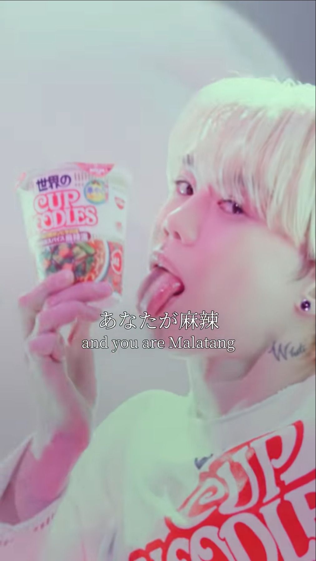 SHIROSEさんが舌を出してカップ麺を舐めるようなシーンは特に物議を醸した（画像：「日清食品」公式サイトより）