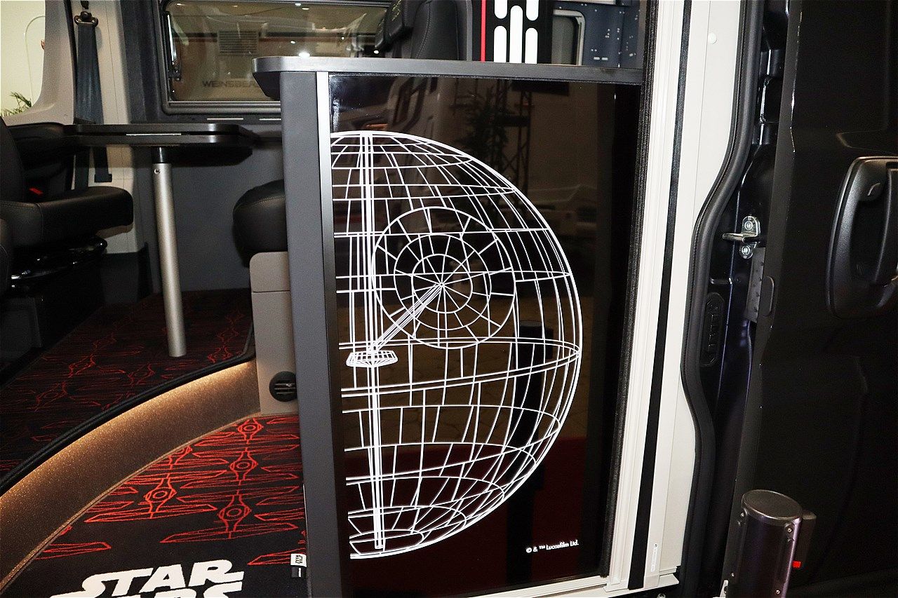 スター・ウォーズの世界観が広がるトイファクトリーのキャンピングカー「ダビンチ6.0＜スター・ウォーズ＞エディション」（筆者撮影）