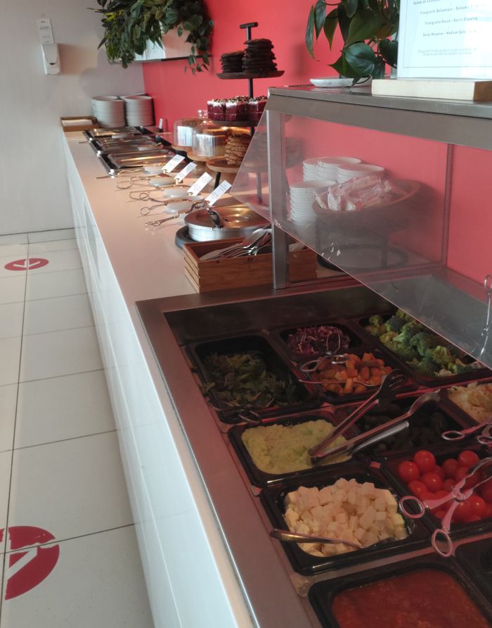 海外旅行中はサラダ不足になりがちなので、ラウンジにサラダバーがあると地味に嬉しい（筆者撮影）