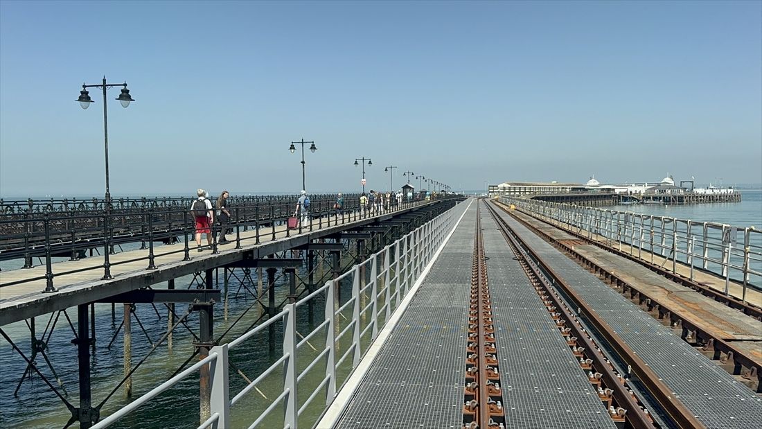 桟橋を走る列車から見た線路と船着き場（写真：Network Rail）