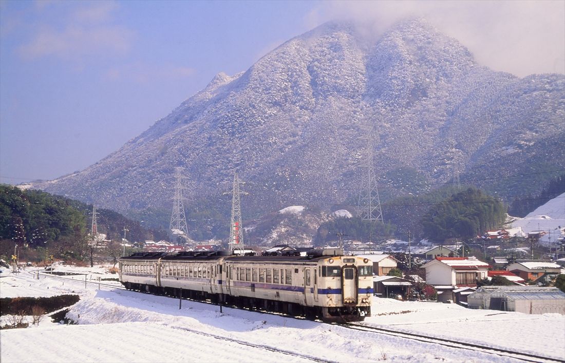 日田彦山線の採銅所駅付近、雪の積もった中を行く列車（撮影：南正時）