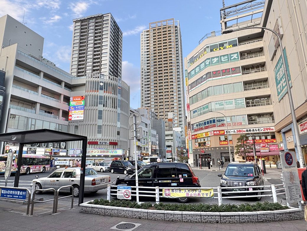  千葉県市川市から、なぜ百貨店が消えたのか…。写真は本八幡駅北口の様子（写真：筆者撮影）