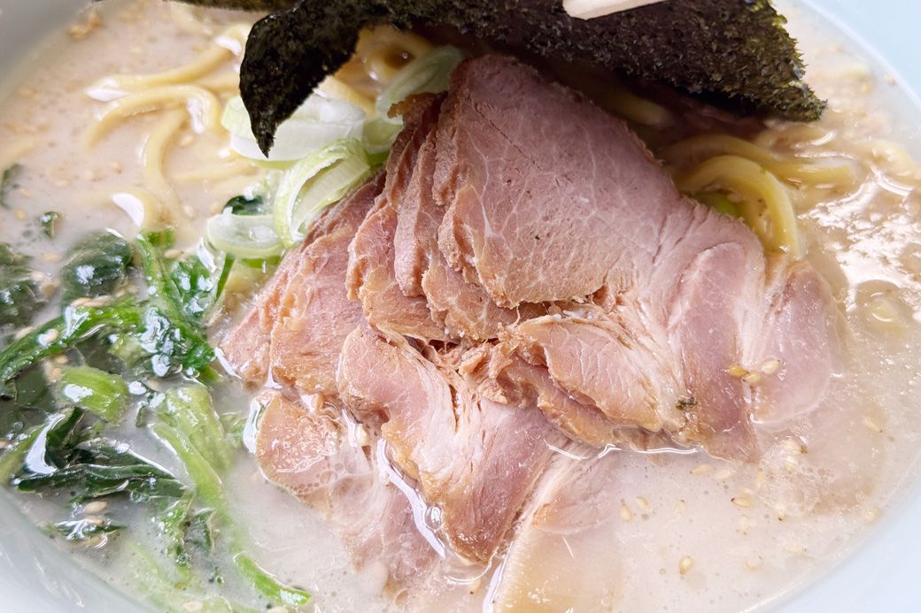 チャーシューは肩ロース肉を使用。甘いタレが沁みた懐かしいおいしさ（筆者撮影）