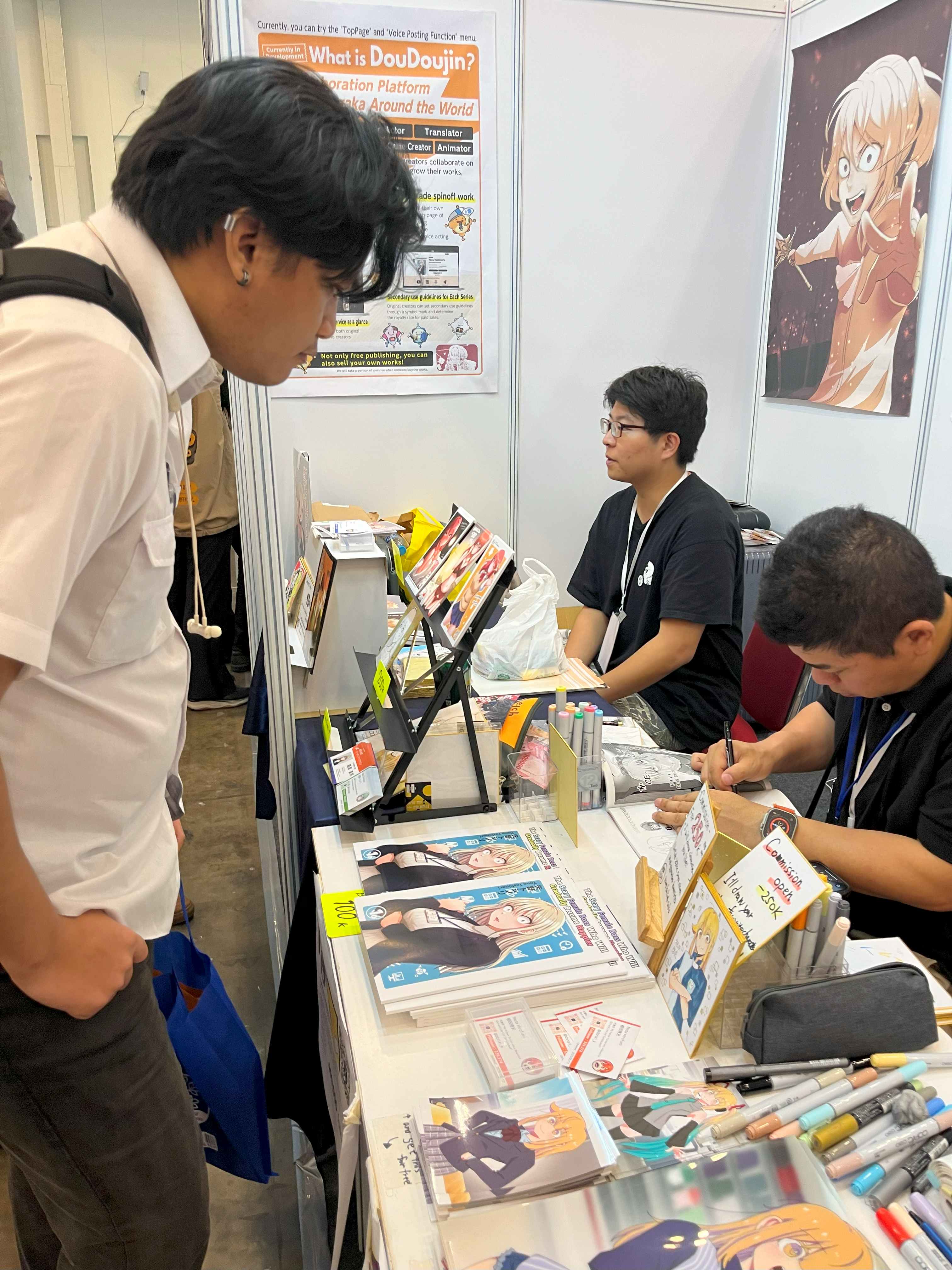 購入した同人誌には必ずサインを入れるのがコミフル流。作家たちは徹底したサービスを提供している
