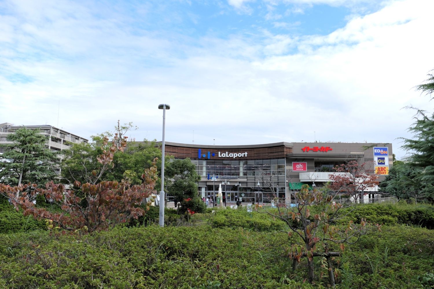 甲子園筋から見た「ららぽーと甲子園」（編集部撮影）