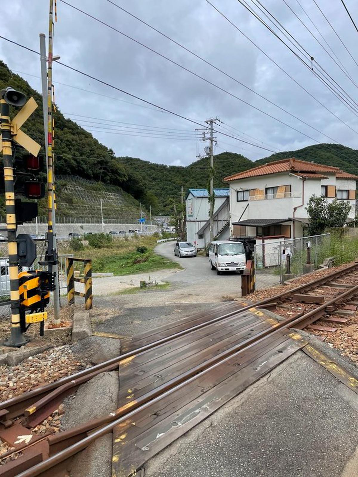 橋に繋がる踏切。踏切、橋に隔てられた別世界に山脈は立地する（写真提供：山脈）
