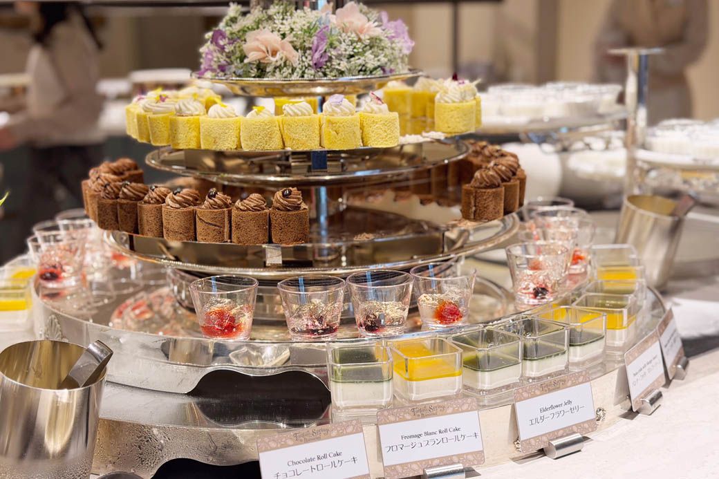 デザートコーナーのケーキスタンドは、宝石箱のような美しさ（写真：筆者撮影）