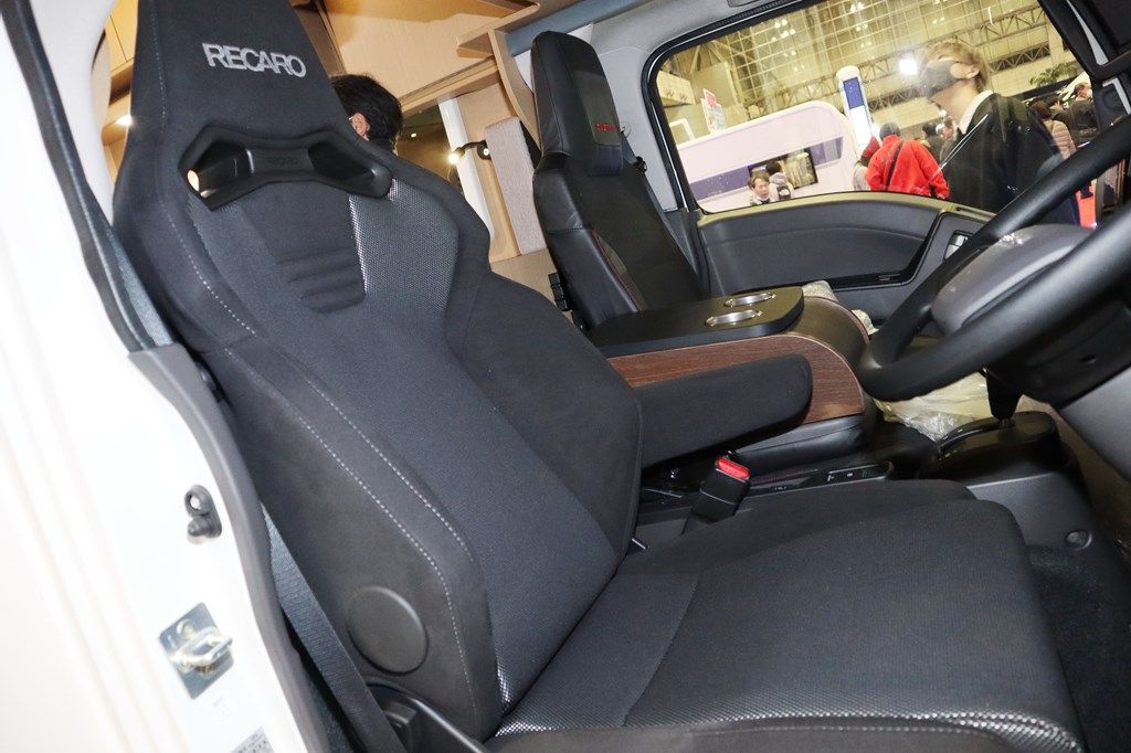 いすゞ「トラヴィオ」をベースにした、バンテックの新型キャンピングカー「コルド リーブス」（写真；筆者撮影）